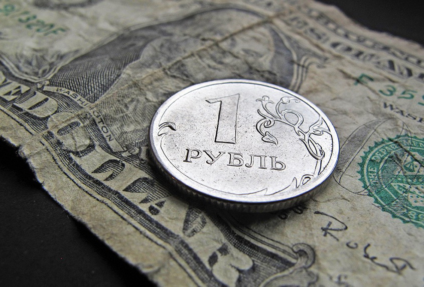 Рубль торгуется около максимальной отметки